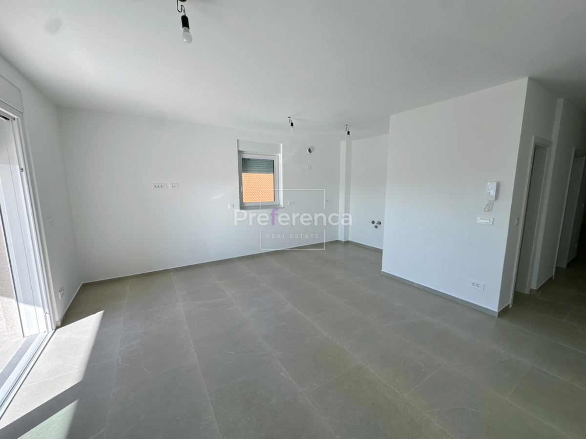 Povljana - dvoprostorsko stanovanje v drugem nadstropju - pogled na morje