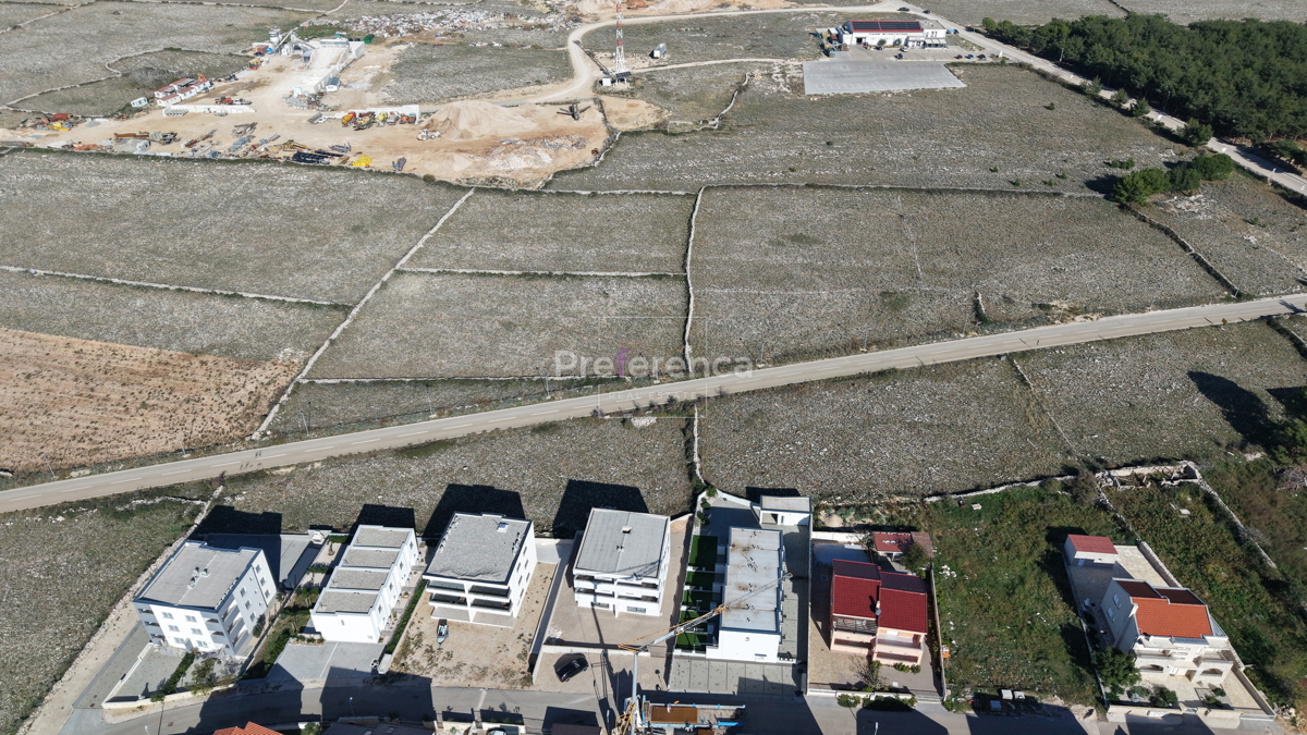 Povljana - gradbeno zemljišče 739m2