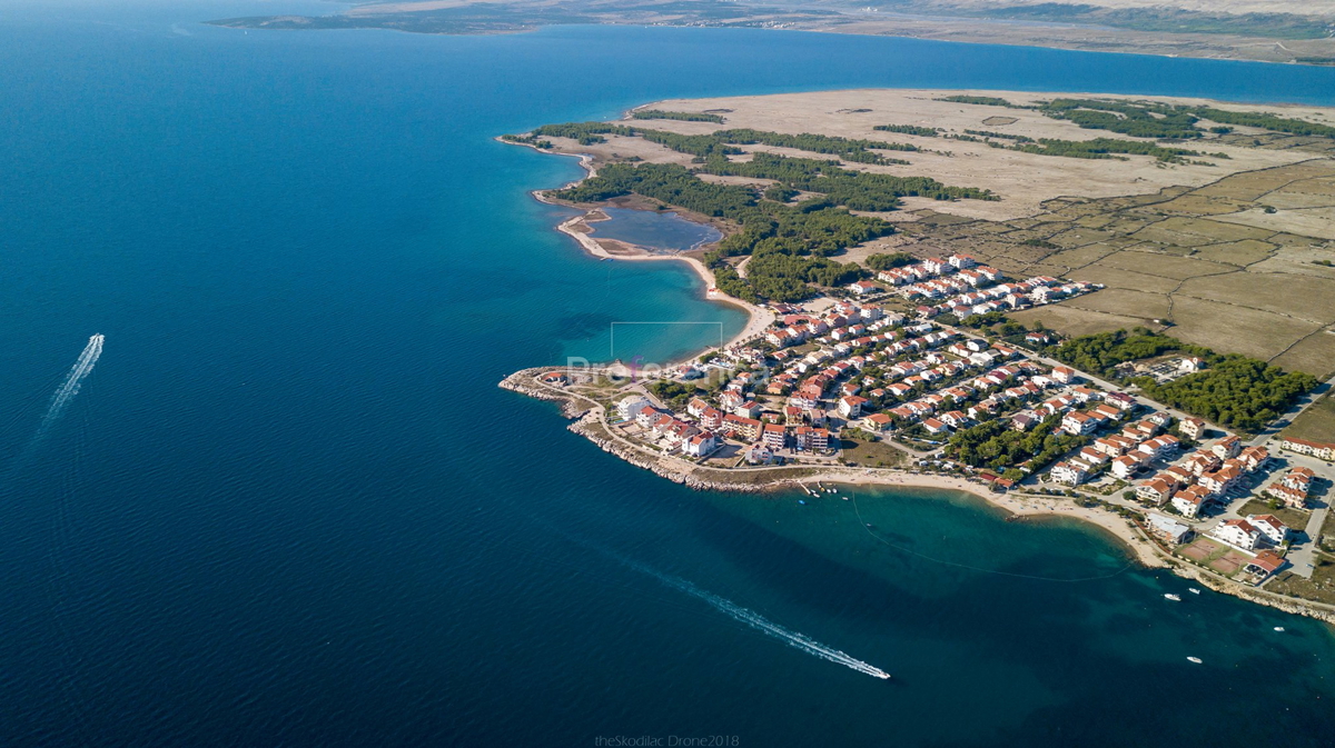 Povljana - gradbeno zemljišče 739m2