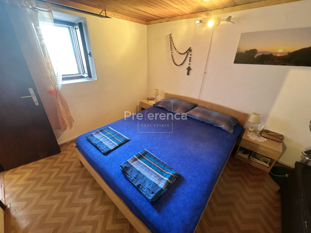 Jakišnica - vrstna hiša v jedru