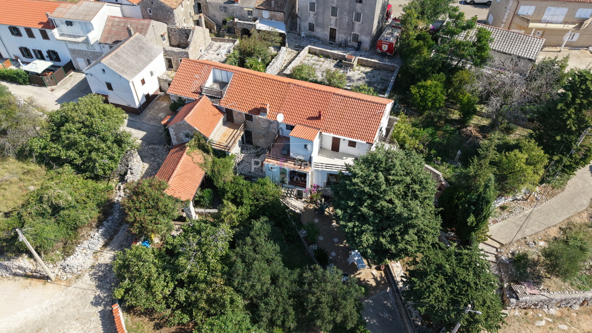 Jakišnica - vrstna hiša v jedru