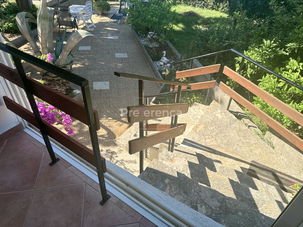 Jakišnica - vrstna hiša v jedru