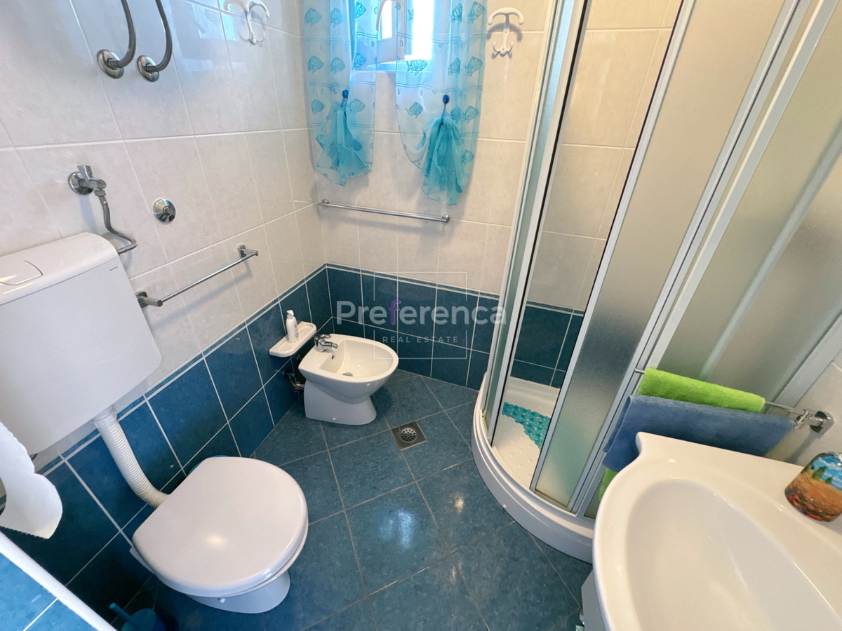 Jakišnica - vrstna hiša v jedru