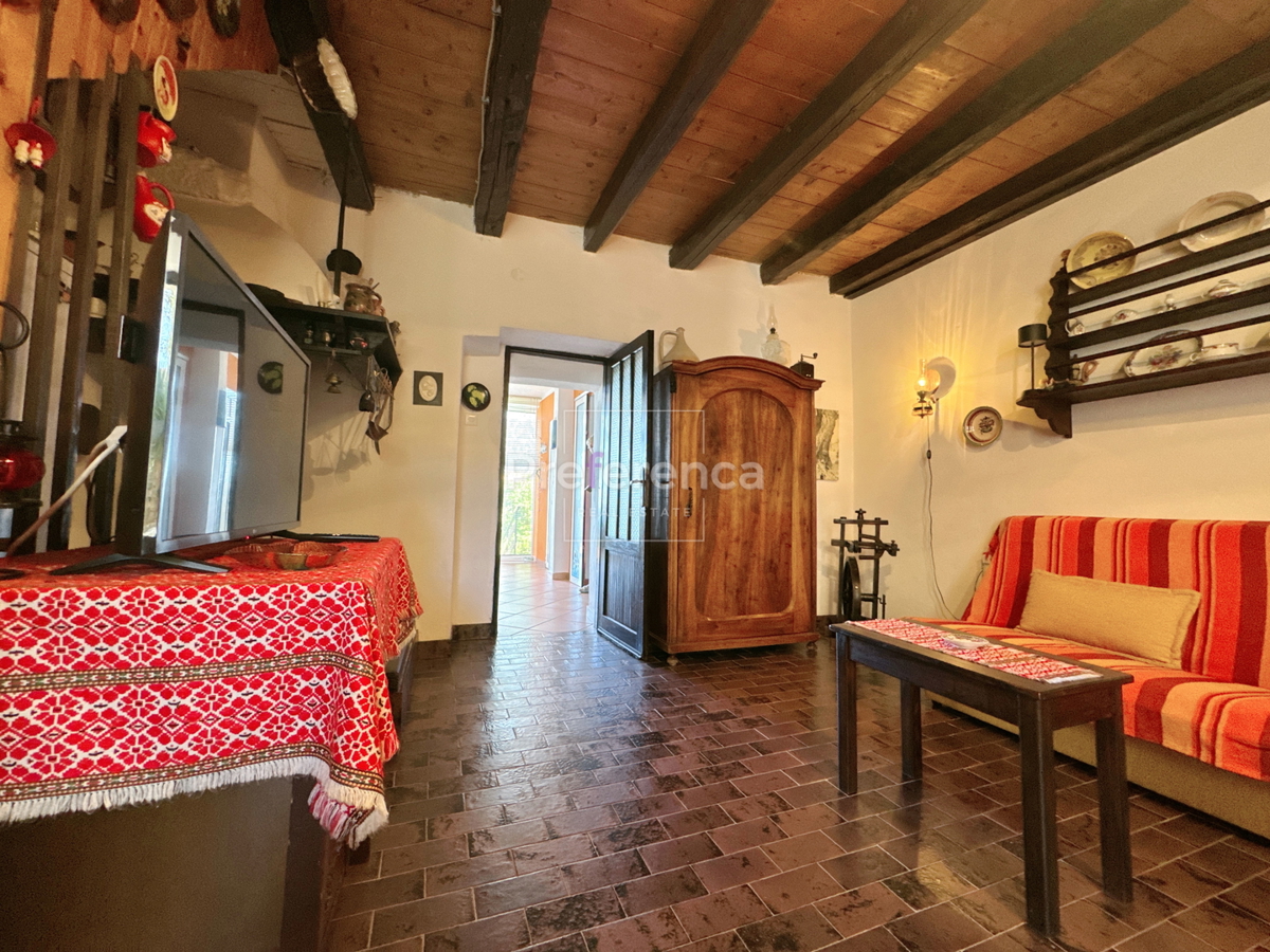 Jakišnica - vrstna hiša v jedru