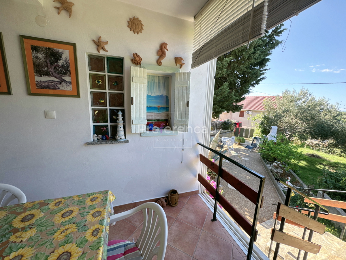 Jakišnica - vrstna hiša v jedru