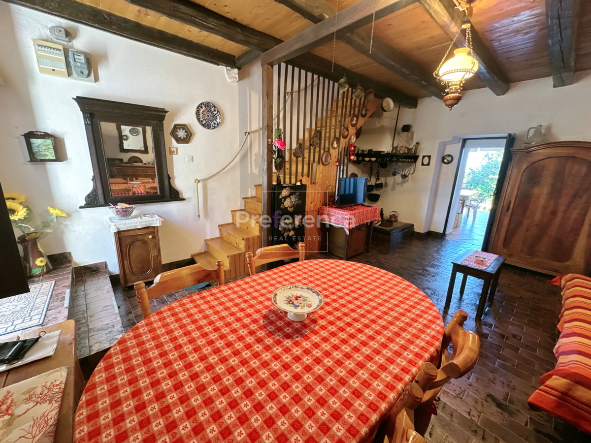 Jakišnica - vrstna hiša v jedru