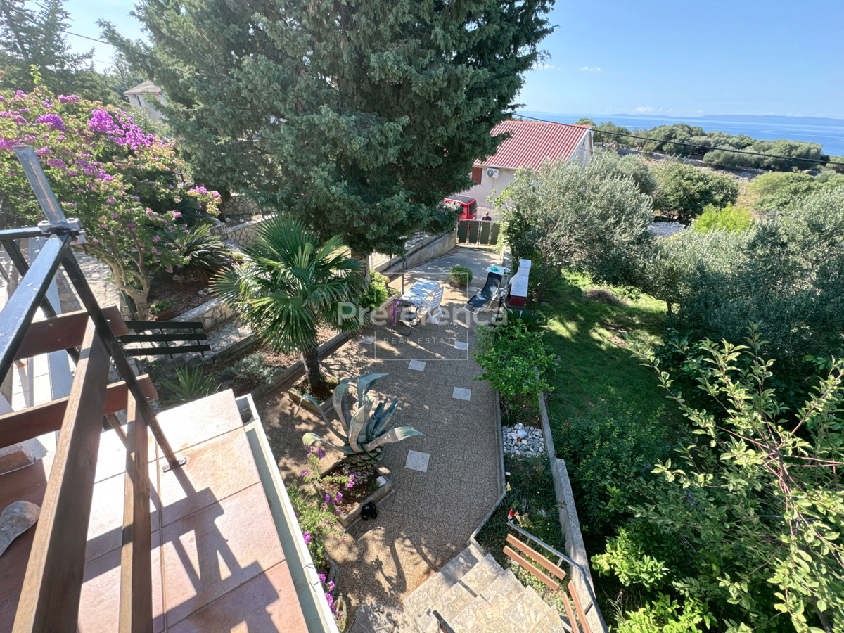 Jakišnica - vrstna hiša v jedru