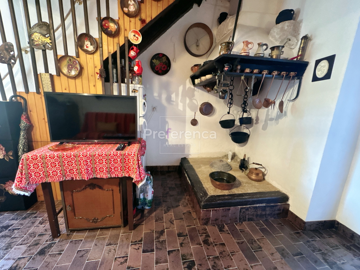 Jakišnica - vrstna hiša v jedru