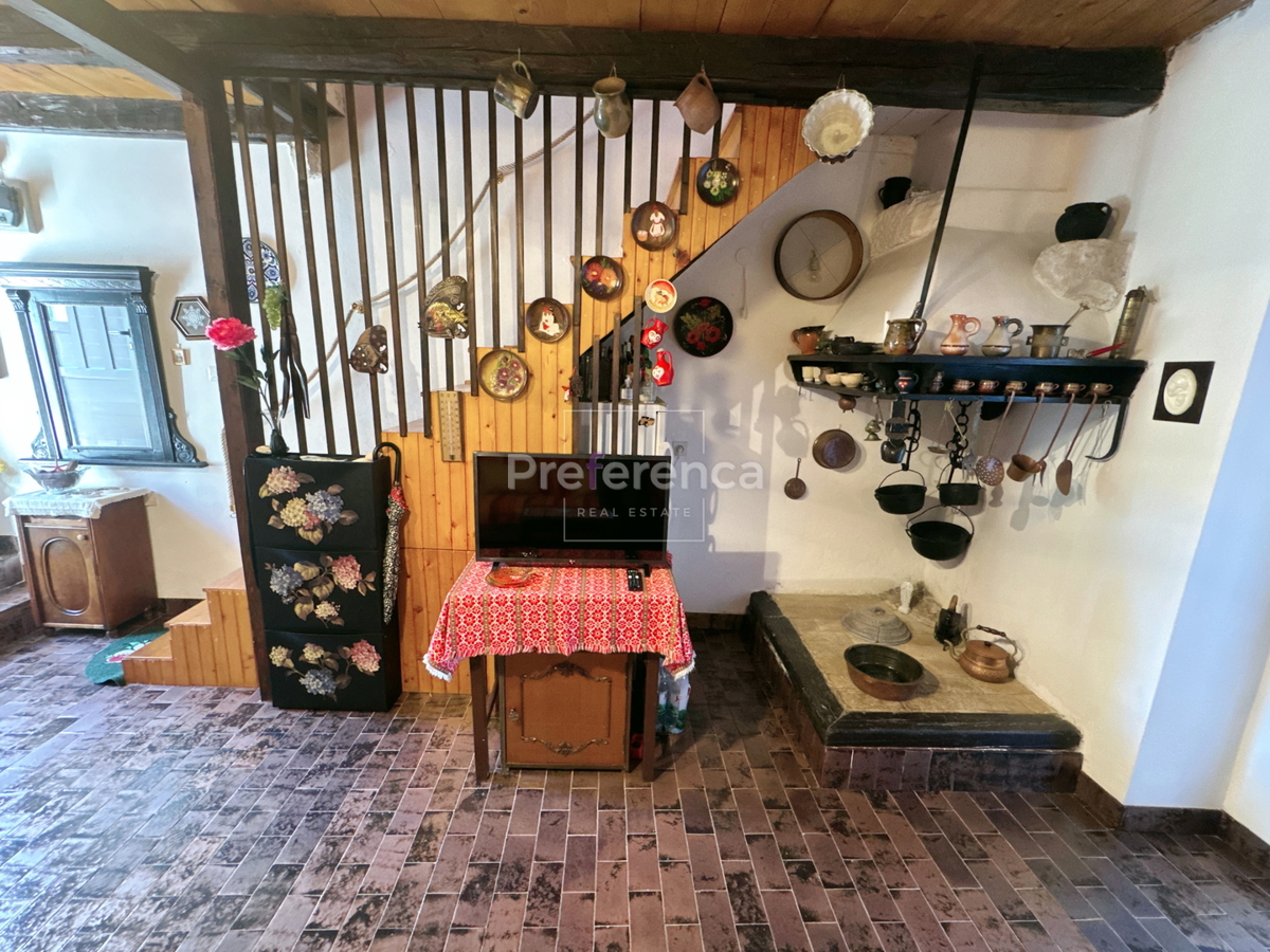 Jakišnica - vrstna hiša v jedru