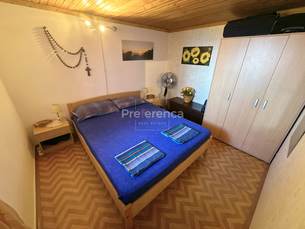 Jakišnica - vrstna hiša v jedru