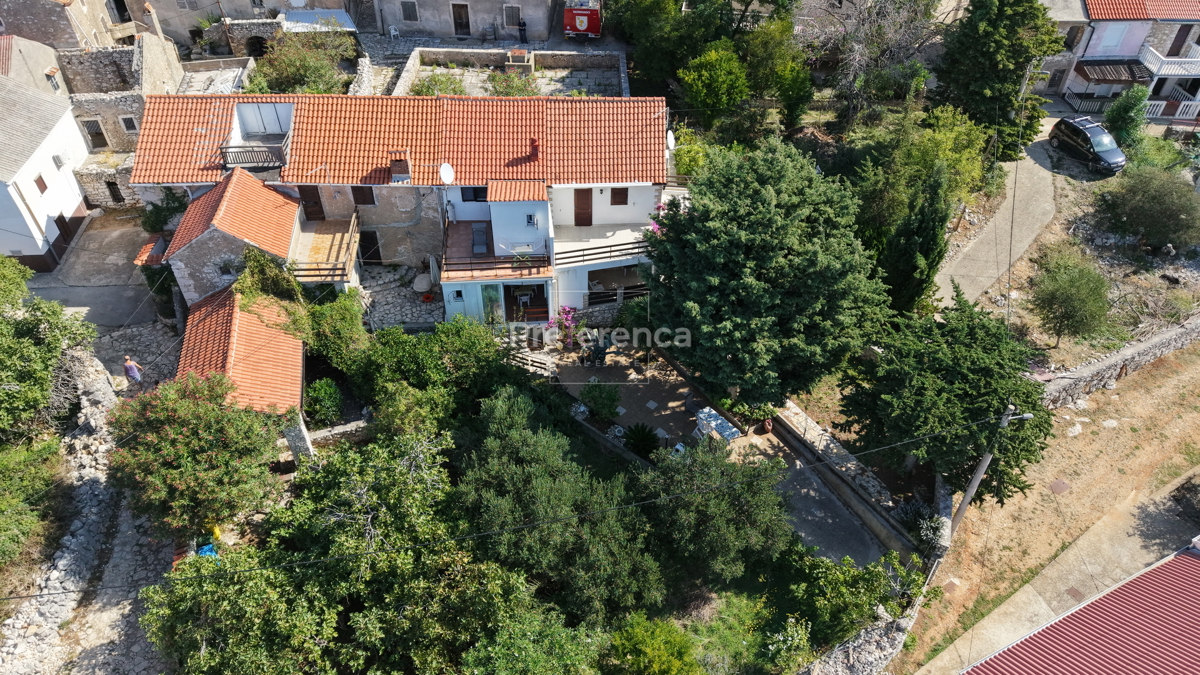 Jakišnica - vrstna hiša v jedru