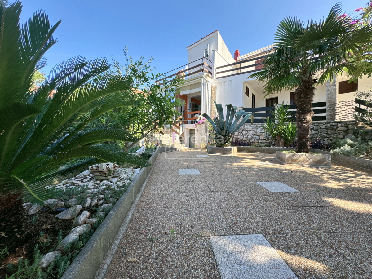 Jakišnica - vrstna hiša v jedru