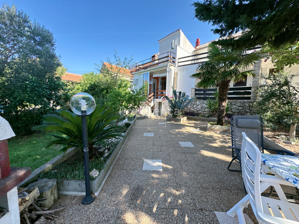 Jakišnica - vrstna hiša v jedru