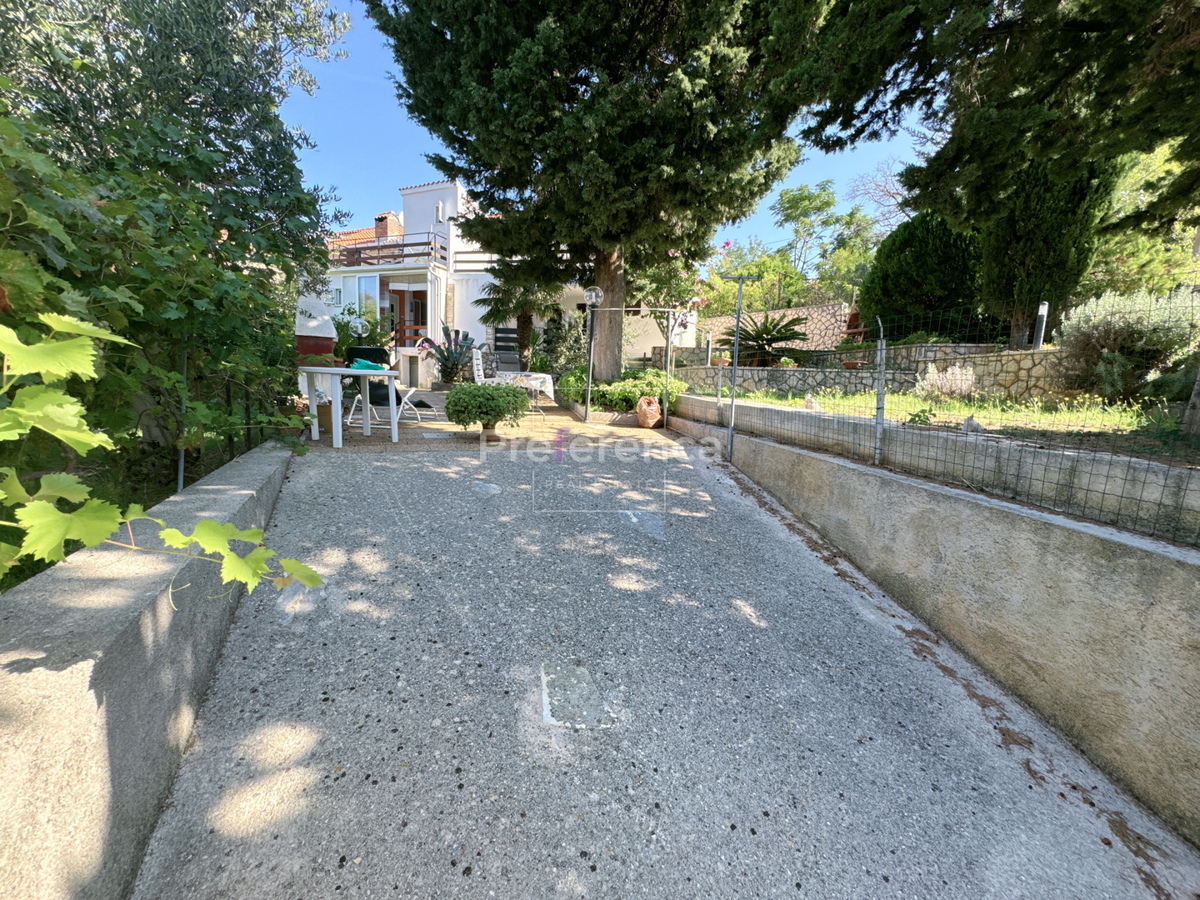 Jakišnica - vrstna hiša v jedru