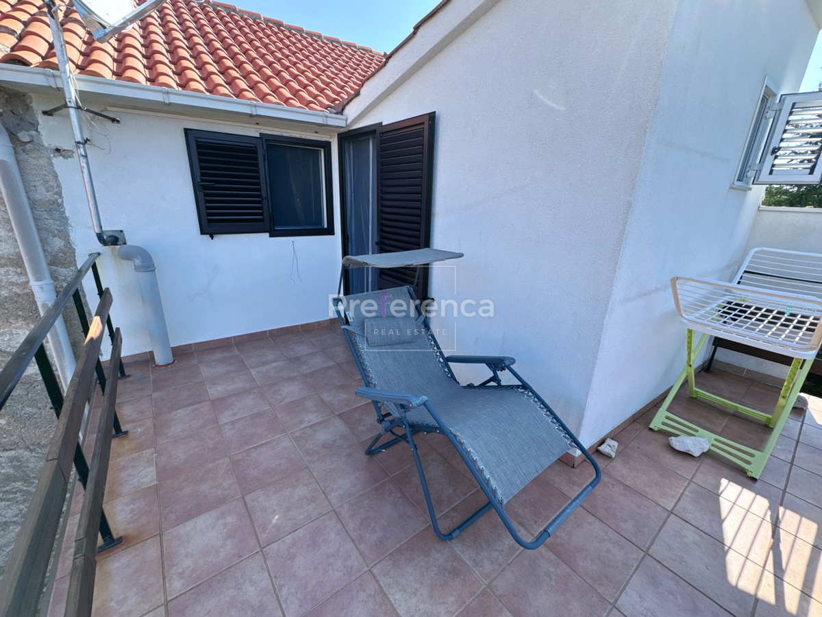 Jakišnica - vrstna hiša v jedru