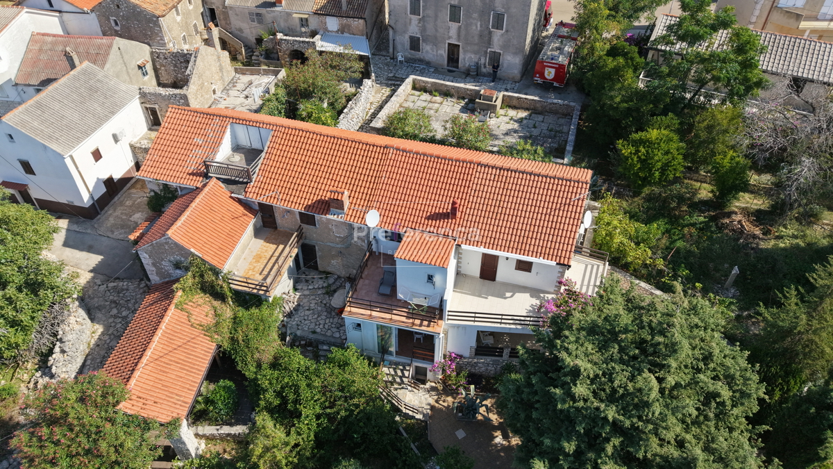 Jakišnica - vrstna hiša v jedru