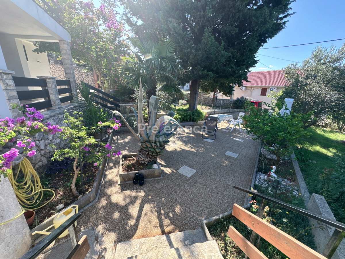 Jakišnica - vrstna hiša v jedru