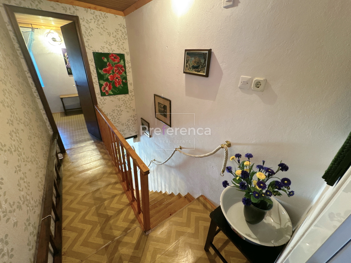 Jakišnica - vrstna hiša v jedru