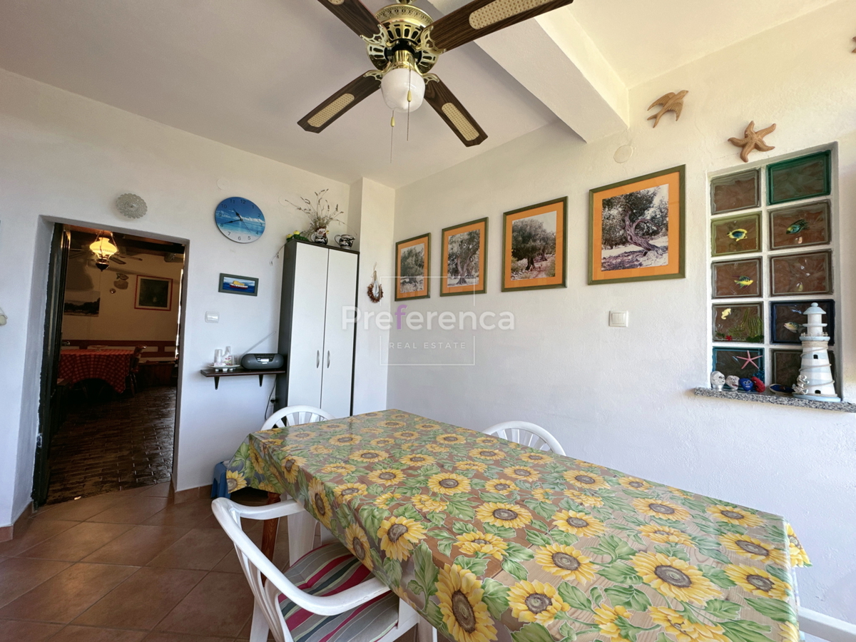 Jakišnica - vrstna hiša v jedru