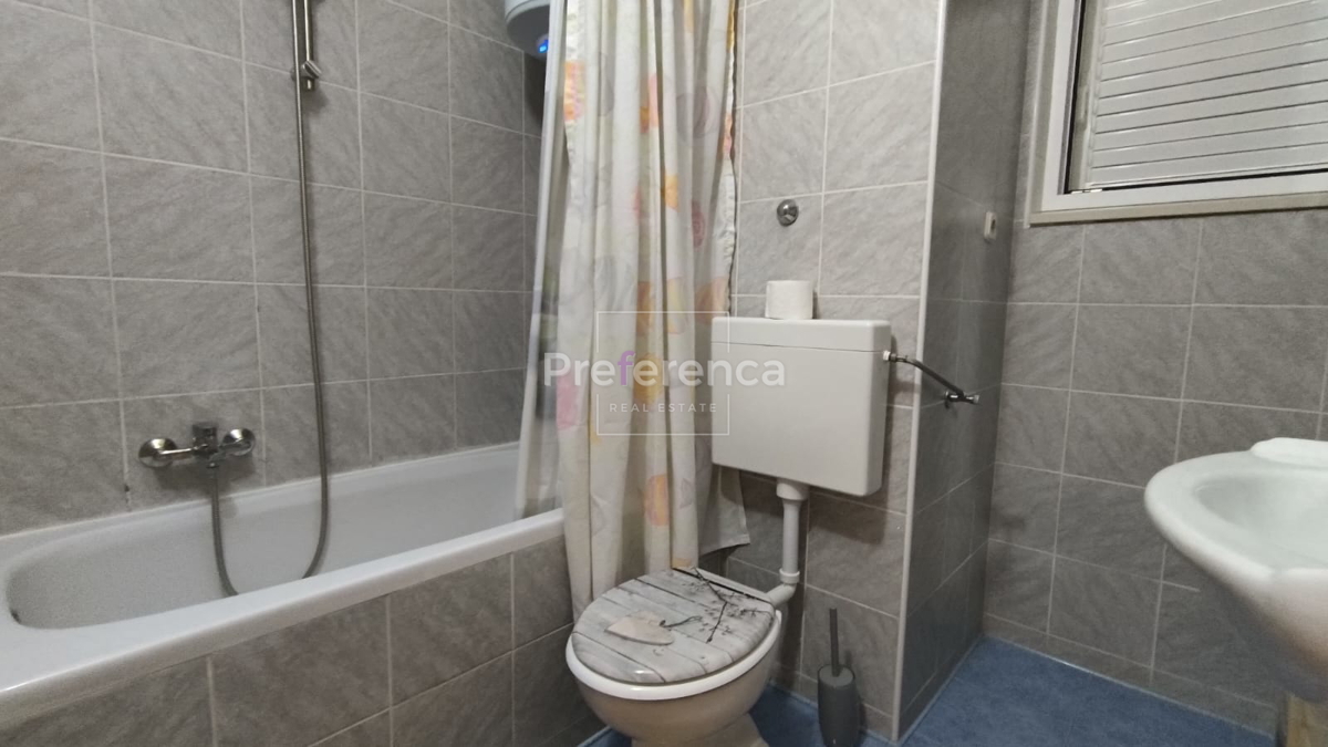 Novalja - hiša z apartmaji