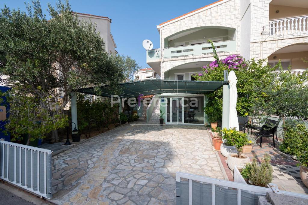 Novalja - hiša z apartmaji