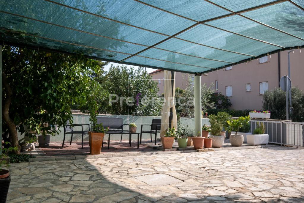 Novalja - hiša z apartmaji
