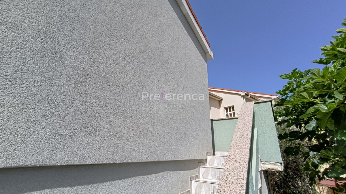 Novalja - hiša z apartmaji