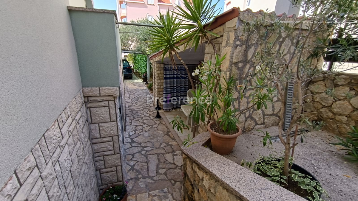 Novalja - hiša z apartmaji