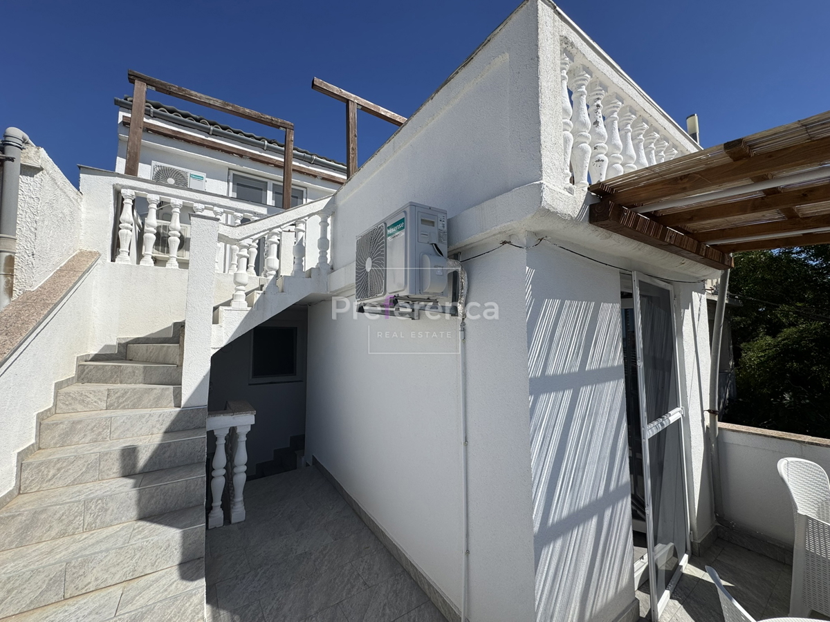 Kustići - vrstna hiša s 4 enotami