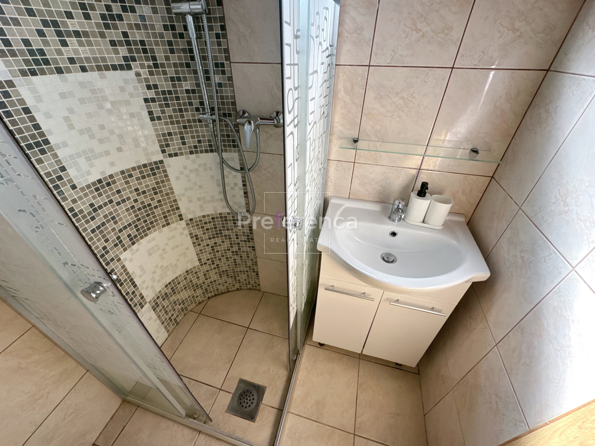 Kustići - vrstna hiša s 4 enotami