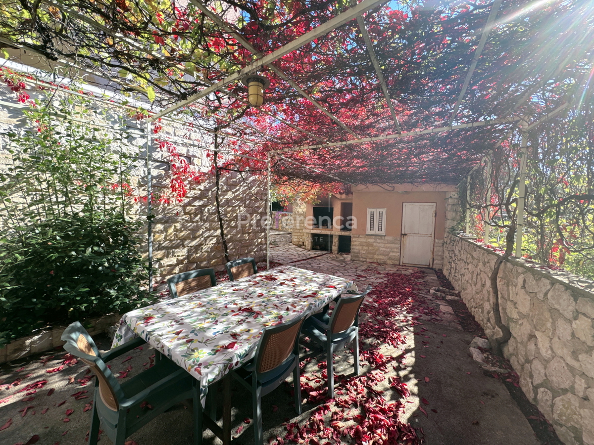 Novalja – stanovanje v pritličju z vrtom, garažo in ložo, 350 m od morja