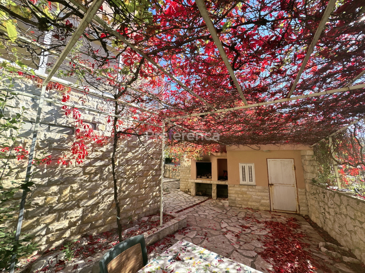 Novalja – stanovanje v pritličju z vrtom, garažo in ložo, 350 m od morja