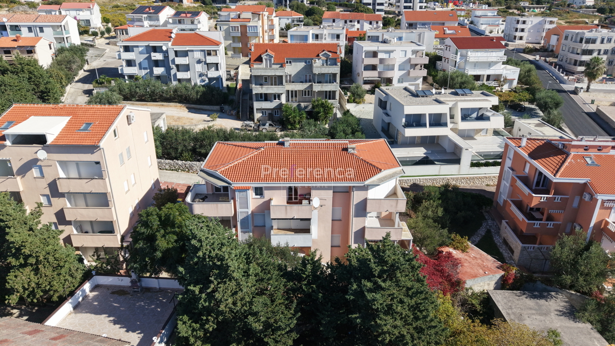 Novalja – stanovanje v pritličju z vrtom, garažo in ložo, 350 m od morja