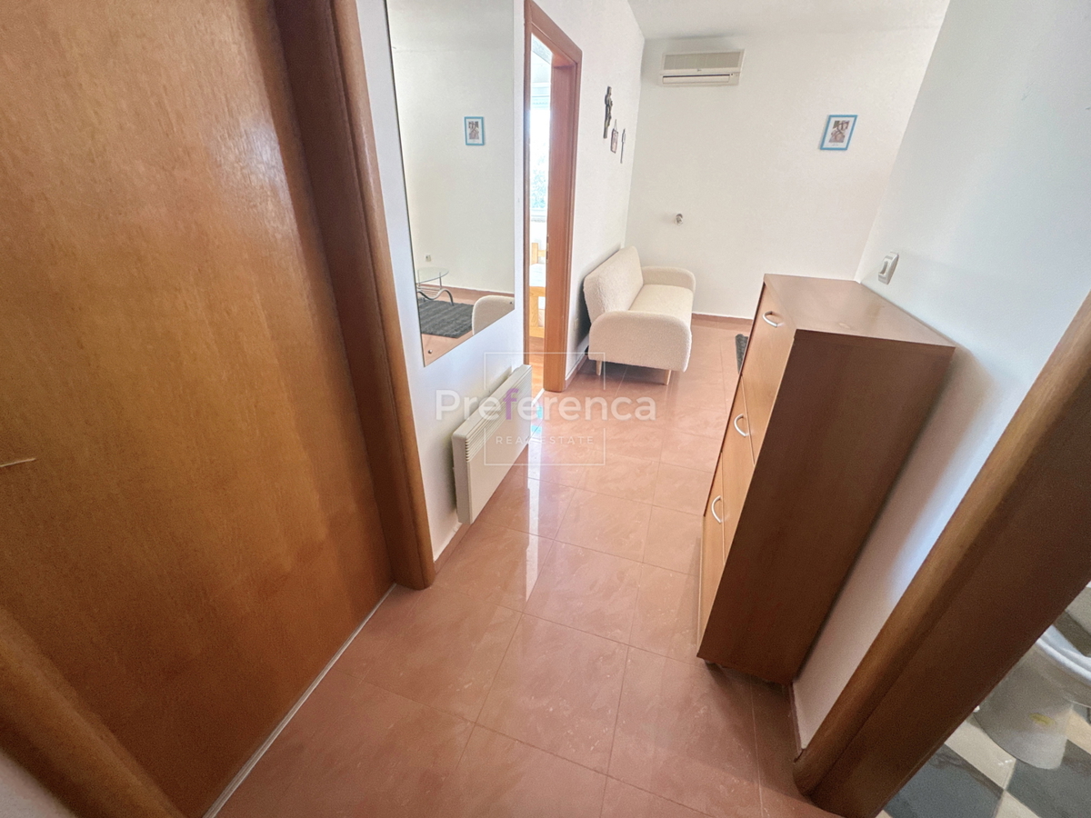 Novalja – stanovanje v pritličju z vrtom, garažo in ložo, 350 m od morja