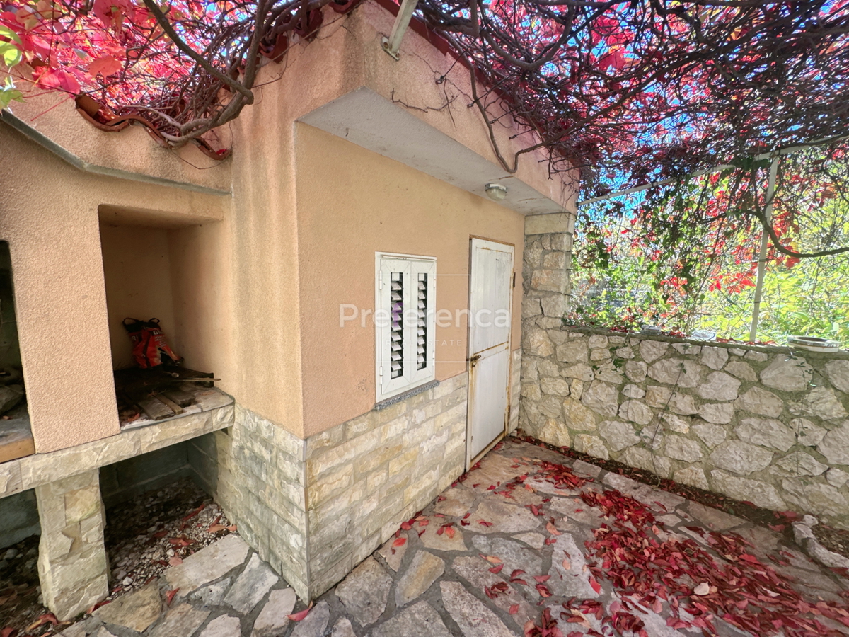 Novalja – stanovanje v pritličju z vrtom, garažo in ložo, 350 m od morja