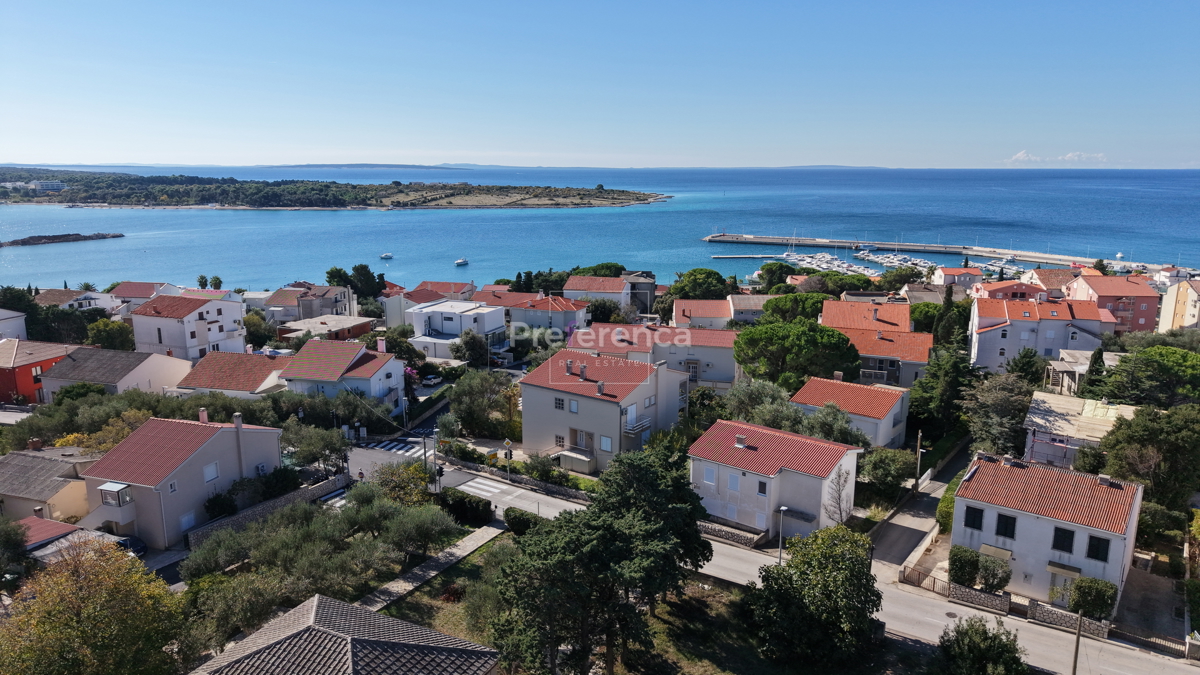 Novalja – stanovanje v pritličju z vrtom, garažo in ložo, 350 m od morja