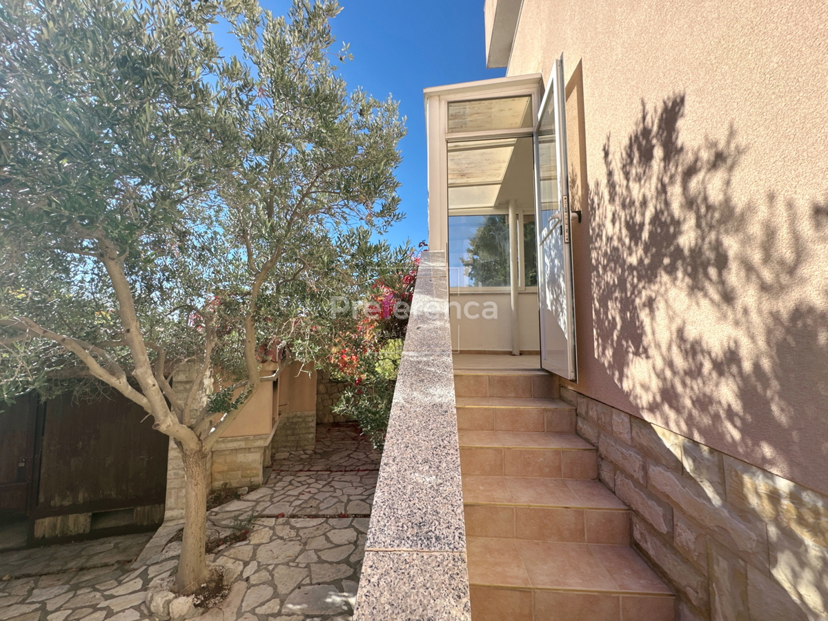 Novalja – stanovanje v pritličju z vrtom, garažo in ložo, 350 m od morja