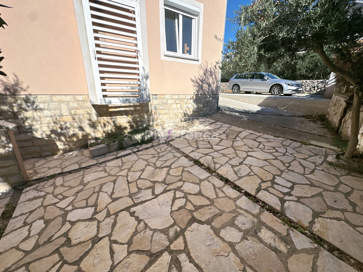 Novalja – stanovanje v pritličju z vrtom, garažo in ložo, 350 m od morja