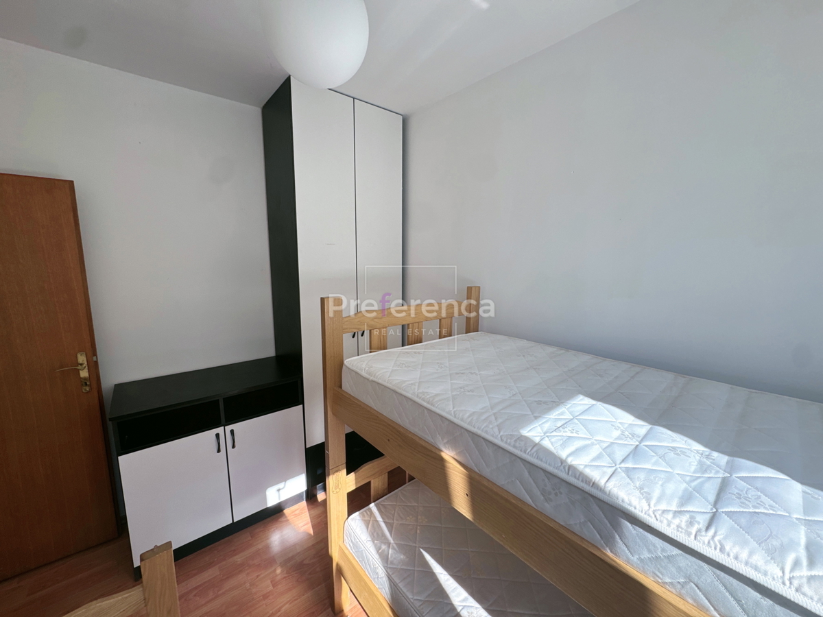 Novalja – stanovanje v pritličju z vrtom, garažo in ložo, 350 m od morja