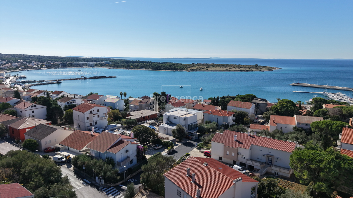 Novalja – stanovanje v pritličju z vrtom, garažo in ložo, 350 m od morja