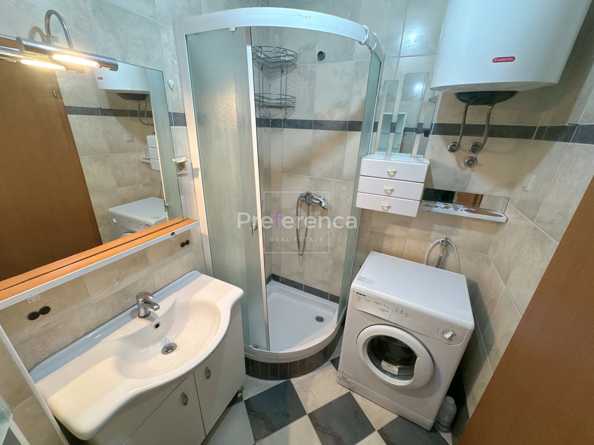 Novalja – stanovanje v pritličju z vrtom, garažo in ložo, 350 m od morja