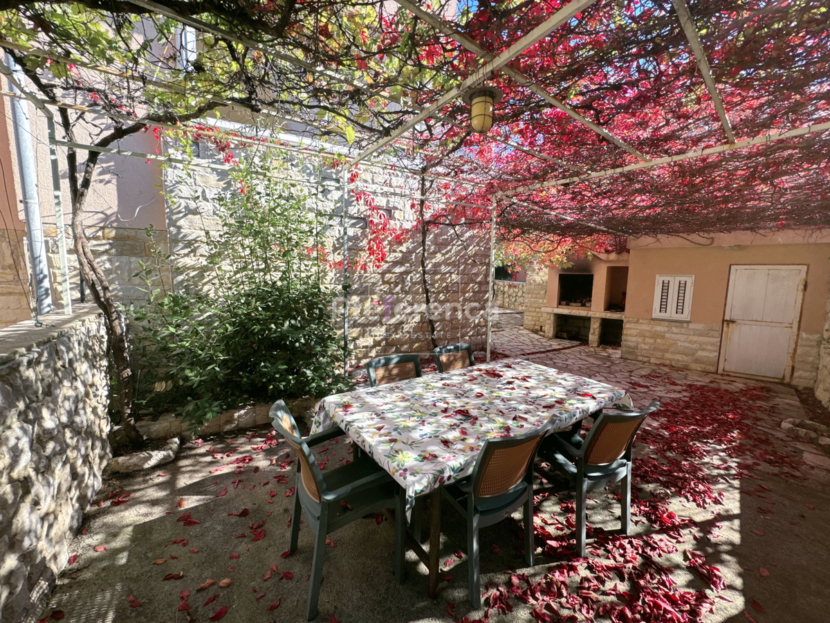 Novalja – stanovanje v pritličju z vrtom, garažo in ložo, 350 m od morja