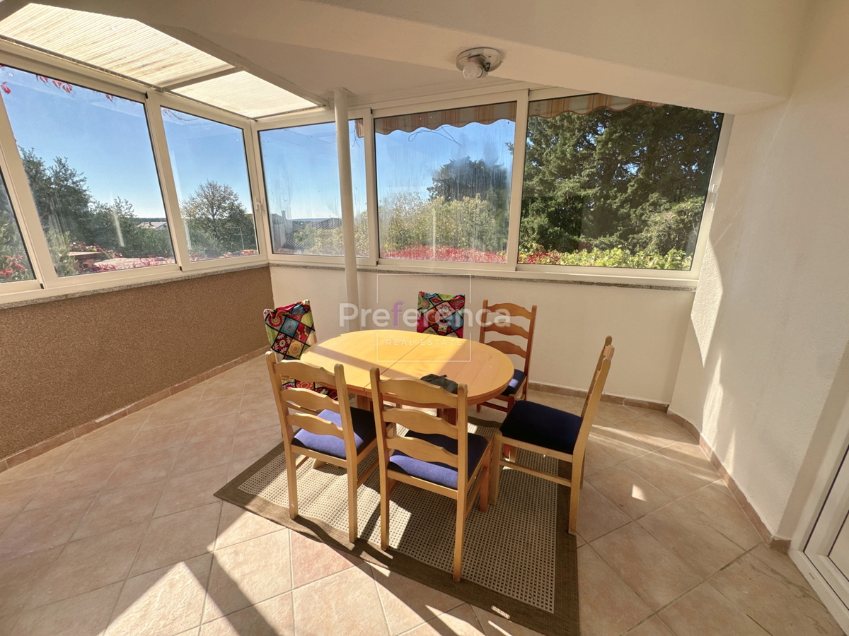 Novalja – stanovanje v pritličju z vrtom, garažo in ložo, 350 m od morja