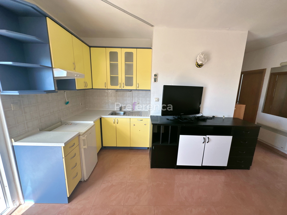 Novalja – stanovanje v pritličju z vrtom, garažo in ložo, 350 m od morja