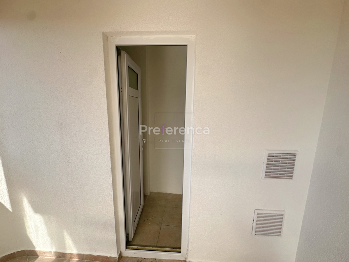 Novalja – stanovanje v pritličju z vrtom, garažo in ložo, 350 m od morja