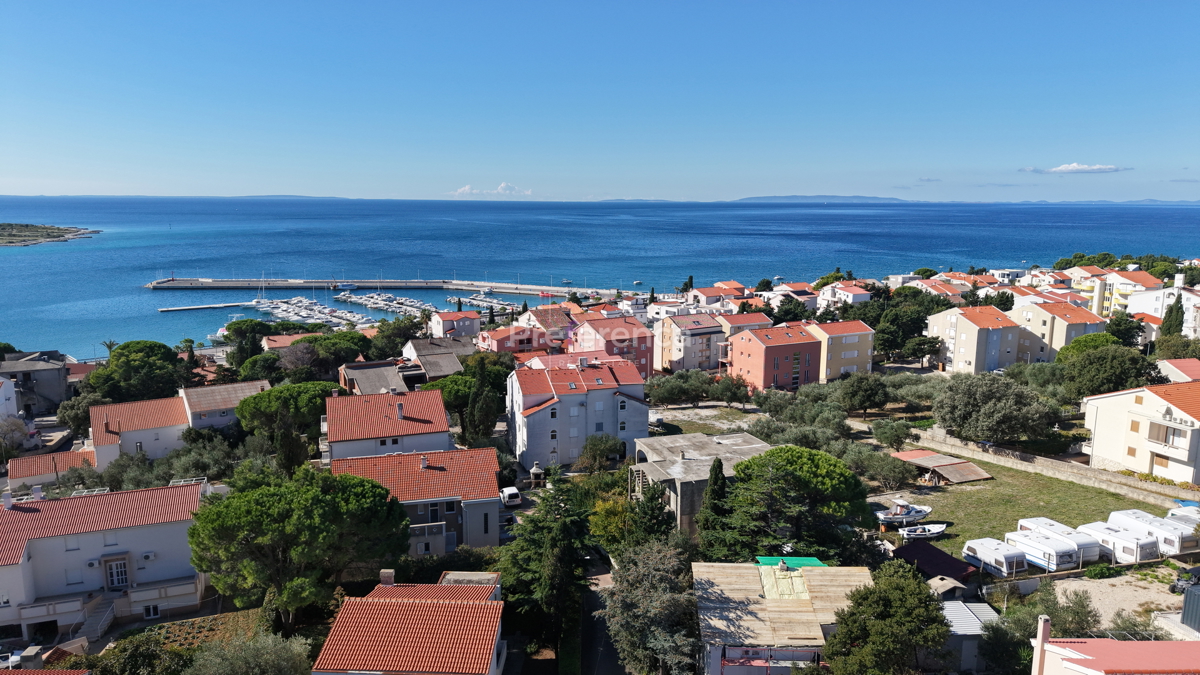 Novalja – stanovanje v pritličju z vrtom, garažo in ložo, 350 m od morja