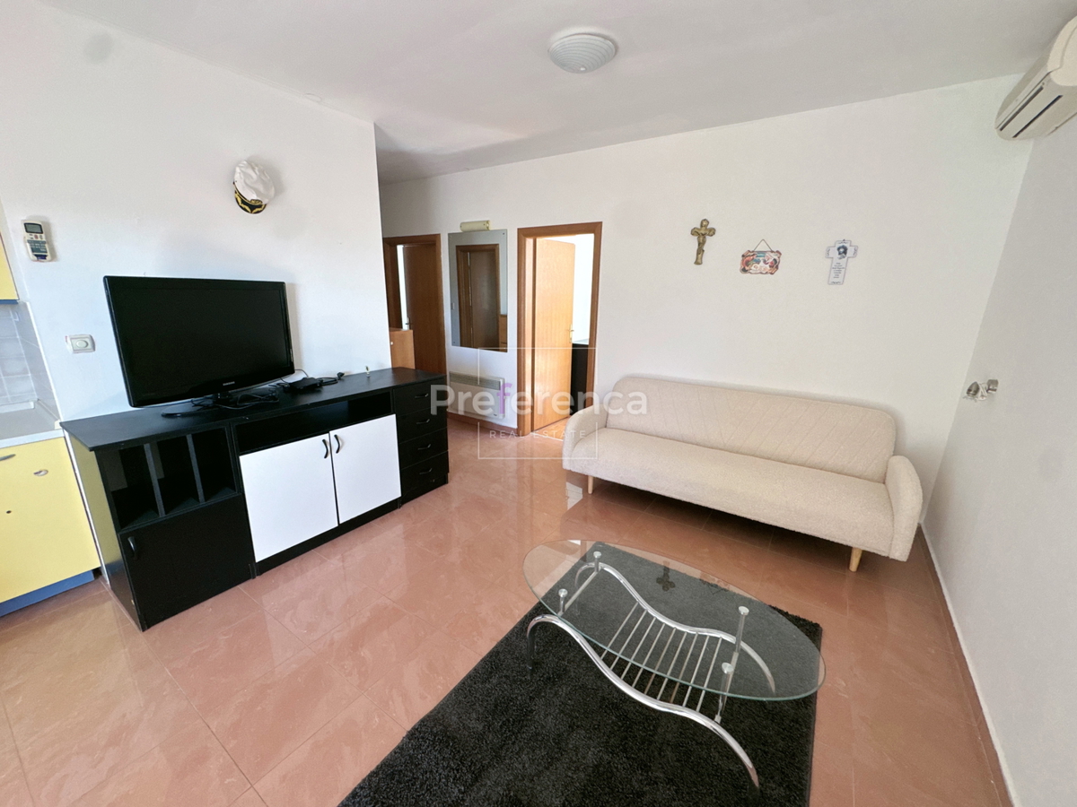 Novalja – stanovanje v pritličju z vrtom, garažo in ložo, 350 m od morja