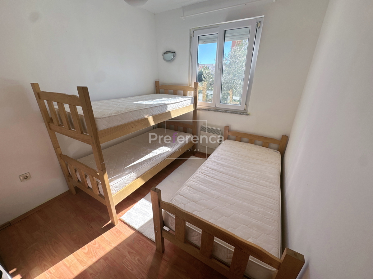 Novalja – stanovanje v pritličju z vrtom, garažo in ložo, 350 m od morja