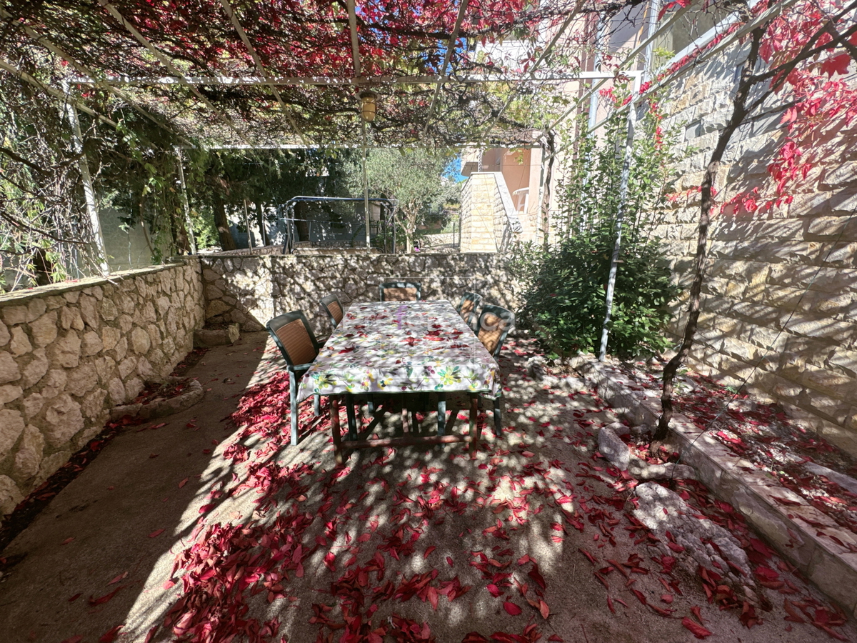 Novalja – stanovanje v pritličju z vrtom, garažo in ložo, 350 m od morja