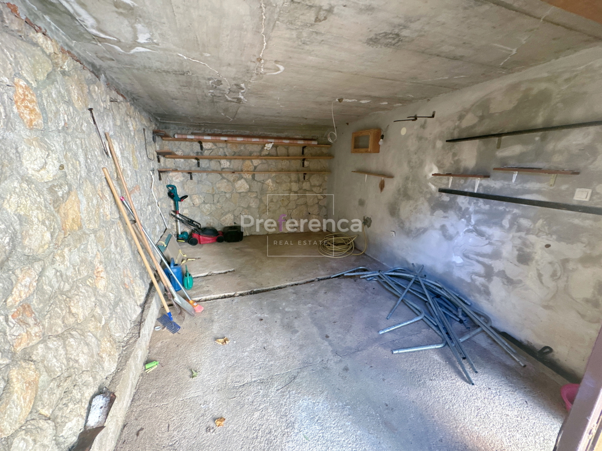 Novalja – stanovanje v pritličju z vrtom, garažo in ložo, 350 m od morja